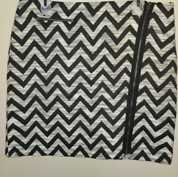 Knit chevron  black and white miniskirt - Picture 2 of 9